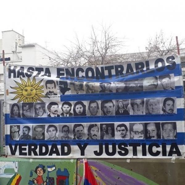 Bandera uruguaya con detenidos desaparecidos frente a Automotores Orletti